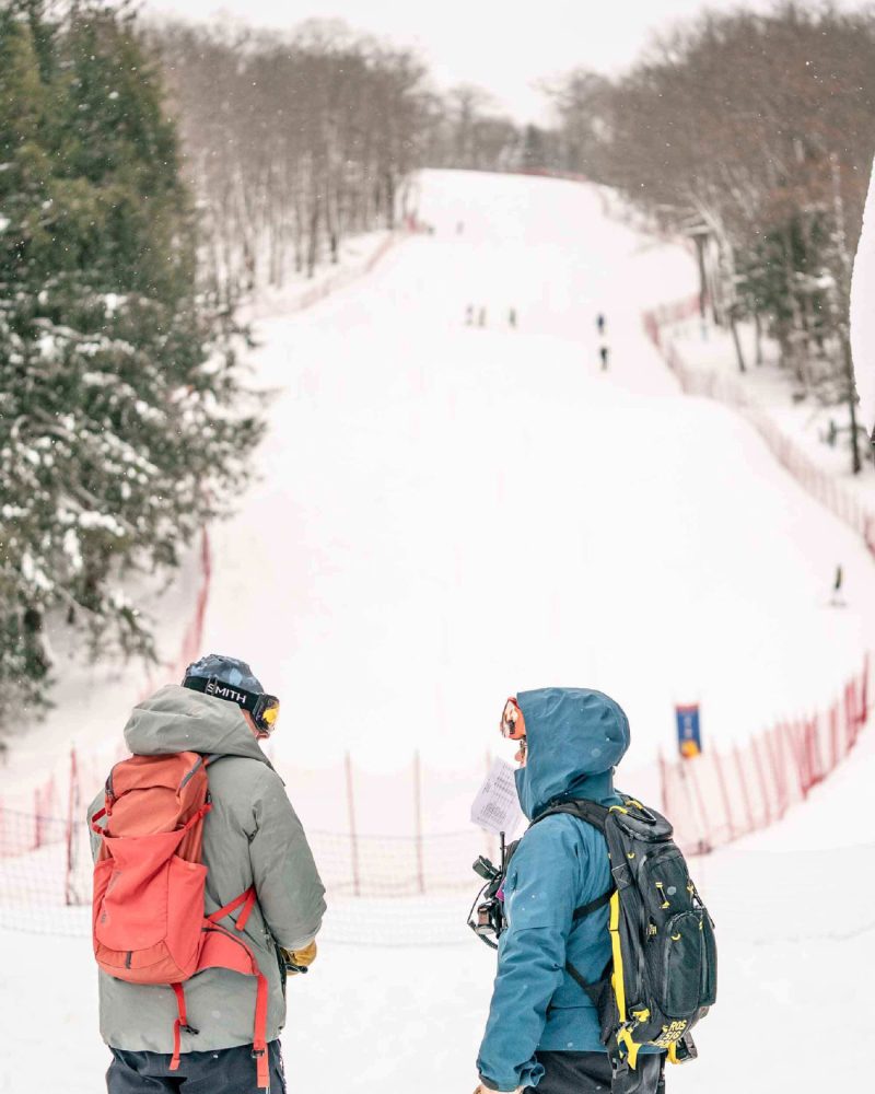 holimont-skiclub-peoplestandinginsnow