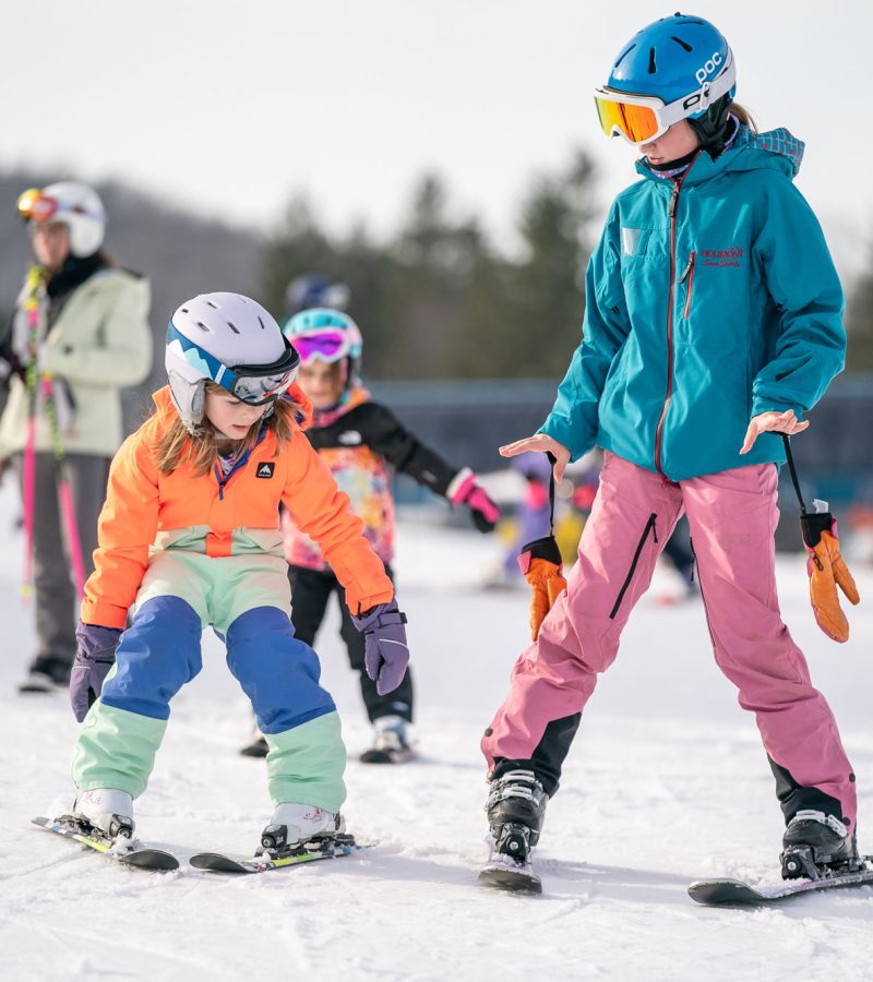 holimont-snowsports-2025-instructor-teaching-kid