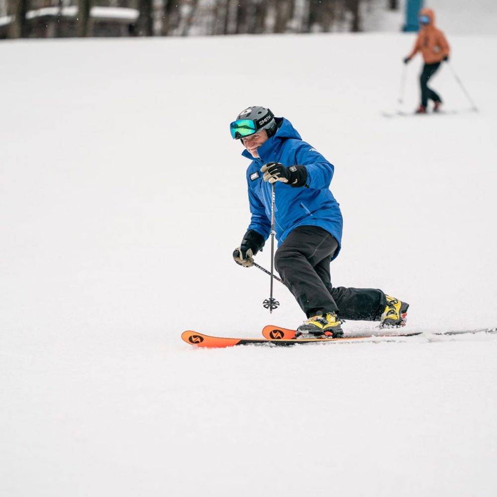 holimont-tele-2025-one-skiier-skiing-downhill